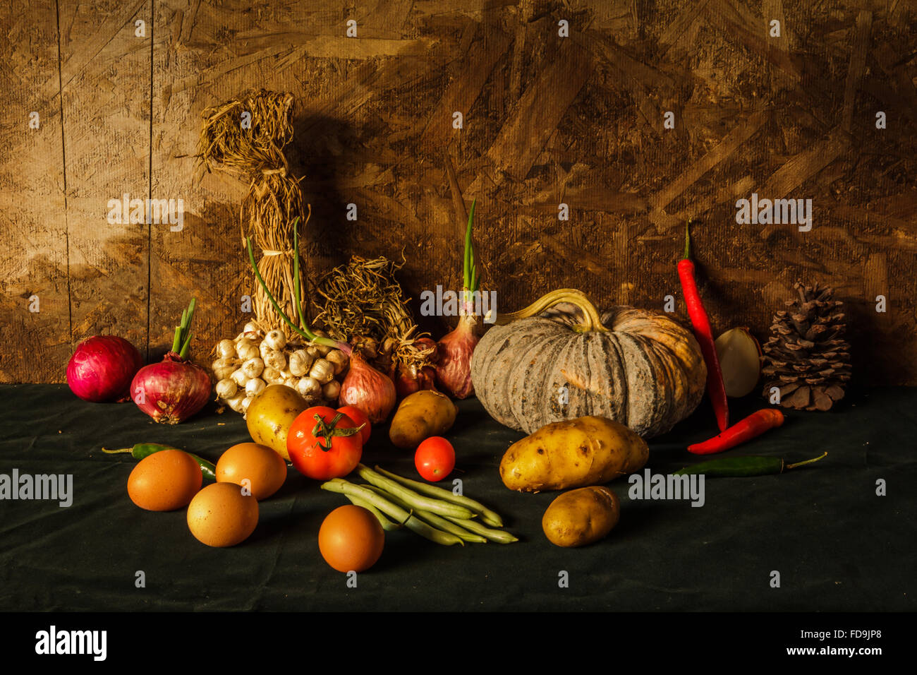 Still Life la fotografia con la zucca, spezie, erbe aromatiche, ortaggi e frutta. Per la cottura Foto Stock