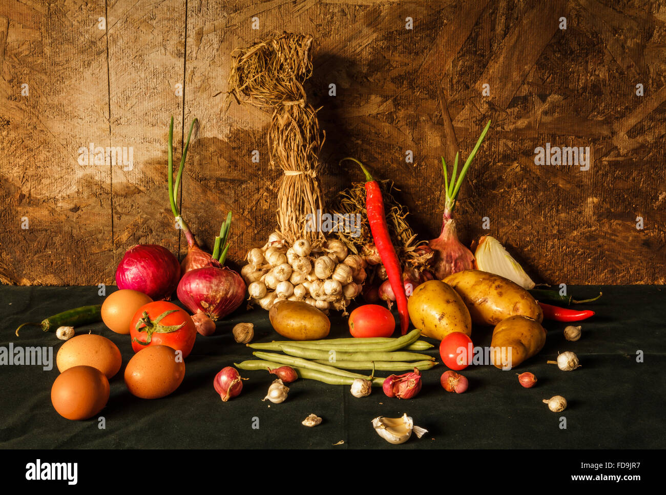 Still Life fotografia con spezie, erbe aromatiche, ortaggi e frutta. Per la cottura Foto Stock