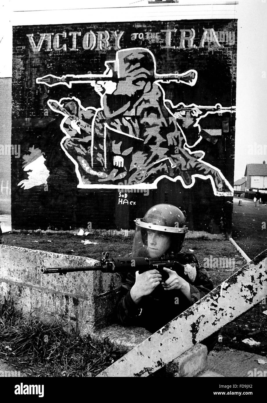 Con lo sfondo di un massiccio IRA slogan Private Alan Powell (DA) Woodingdean del Queens reggimento di pattuglia a Belfast , Irlanda del Nord in aprile 1984 . Quasi duemila soldati del reggimento con oltre 200 dal Sussex erano stazionati in Irlanda al momento Foto Stock