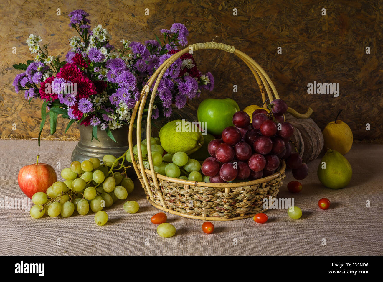 Natura morta con cesti di frutta sono disposti con un bel vaso di fiori  Foto stock - Alamy