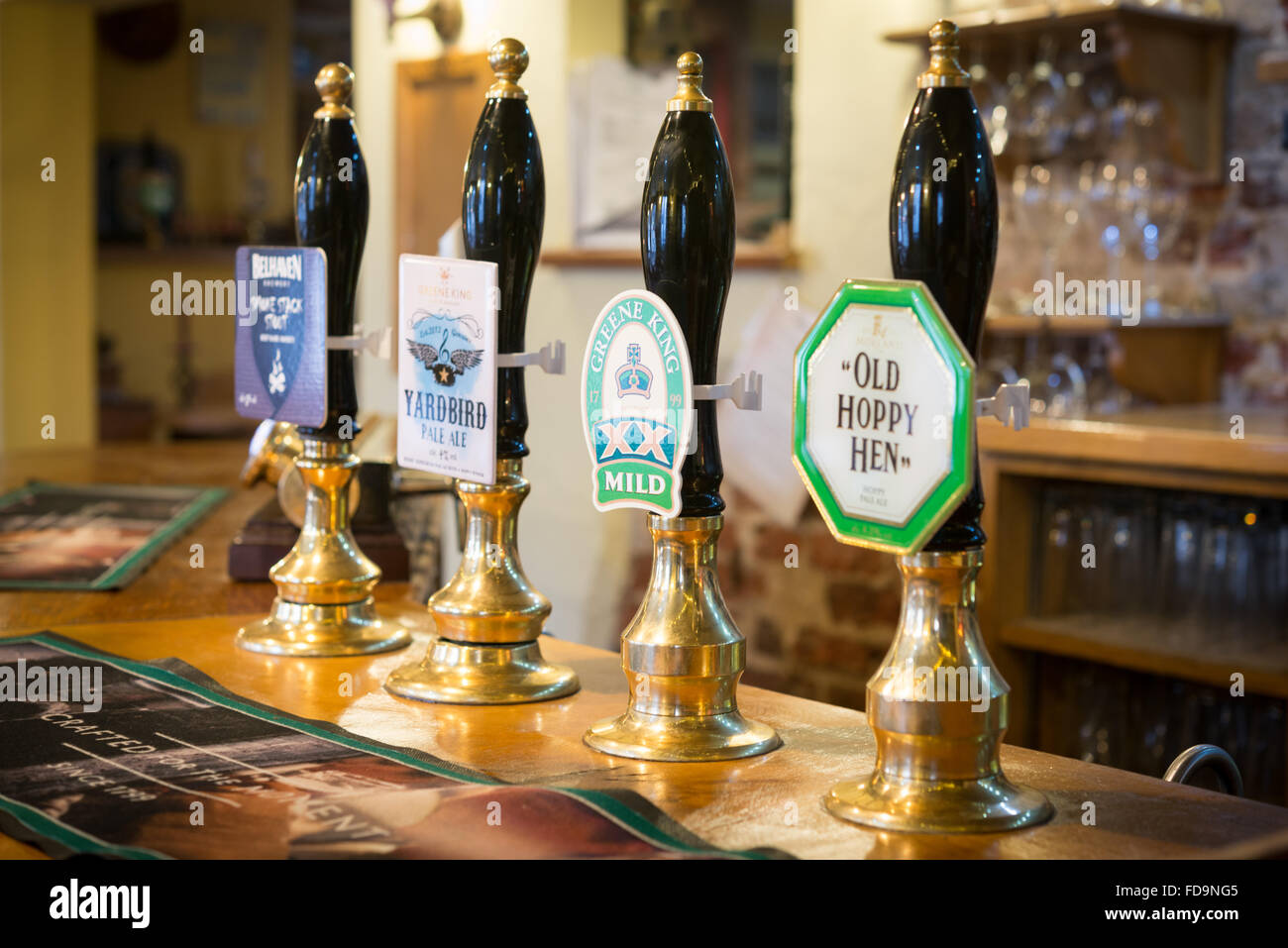 La birra handpumps all'interno di un tradizionale pub inglese Foto Stock