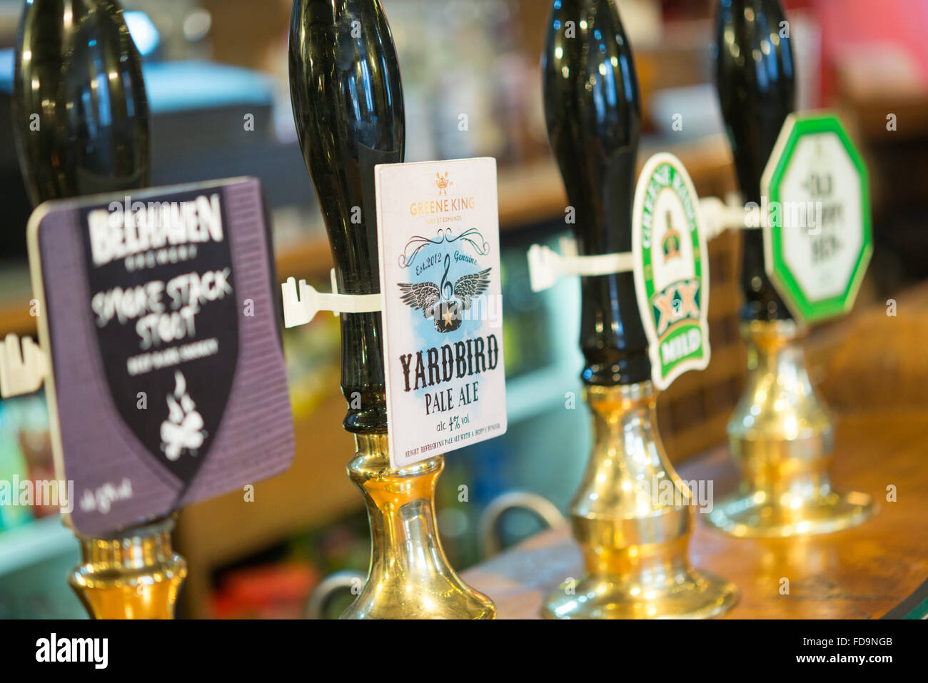 La birra handpumps all'interno di un tradizionale pub inglese Foto Stock