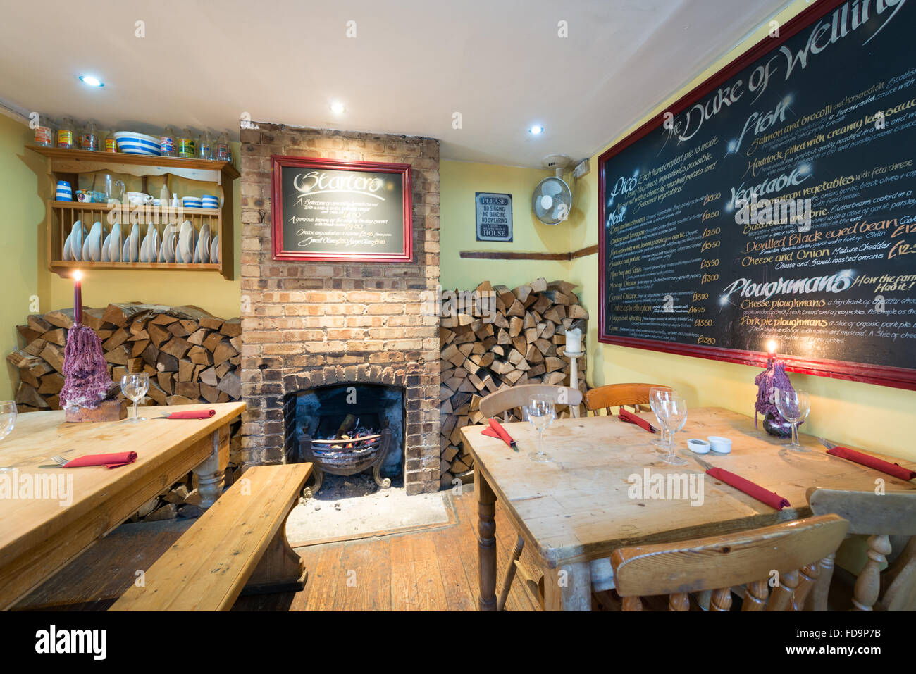 L'interno di un tradizionale pub inglese sala da pranzo con tavoli prevista per servire il cibo Foto Stock