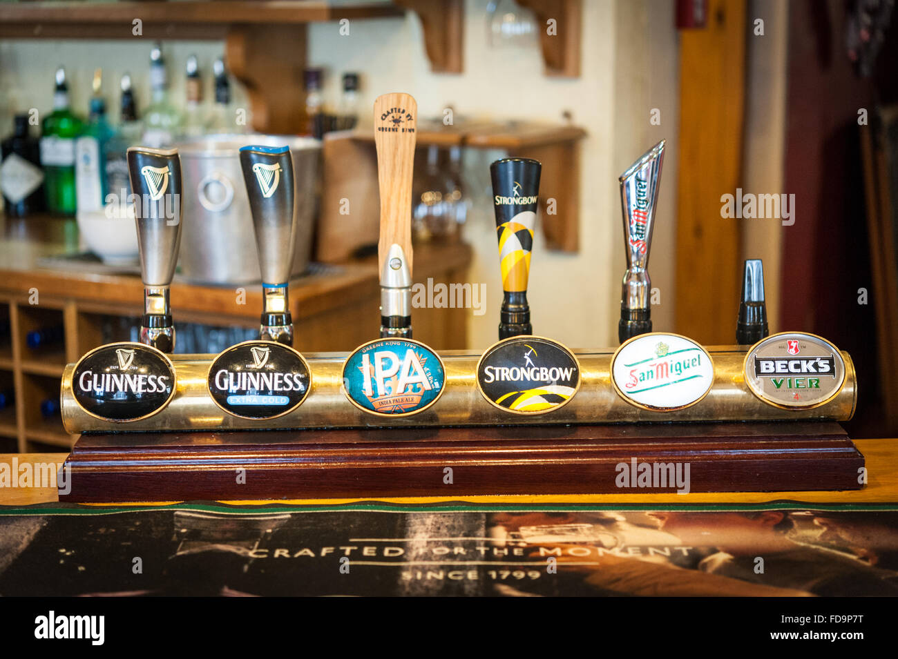 La birra handpumps all'interno di un tradizionale pub inglese Foto Stock
