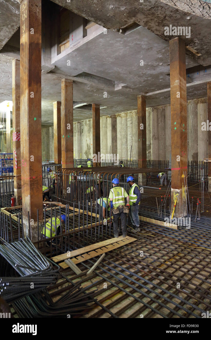 Costruzione di una lastra del pavimento del seminterrato in cemento armato su un grande sviluppo commerciale nel centro di Londra, Regno Unito. Metodo di costruzione top-down. Foto Stock
