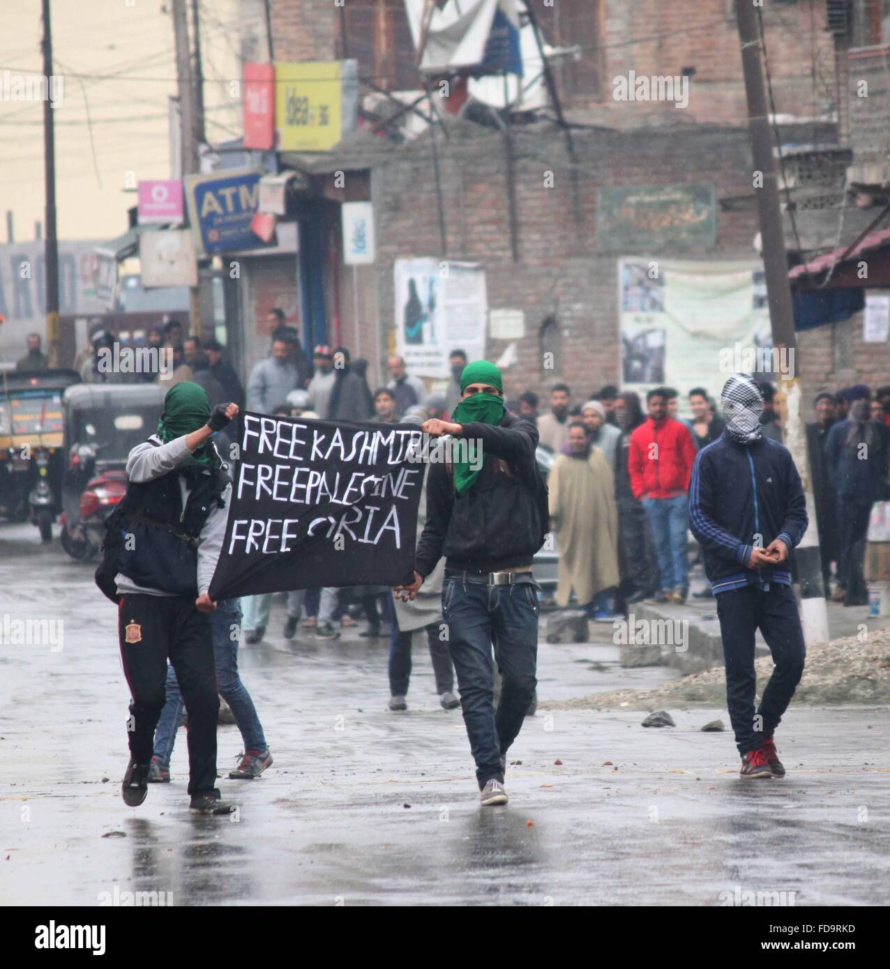 Srinagar Kashmir. Il 29 gennaio, 2016. Kashmir onde manifestanti bandiera con la scritta Free kashmir libera la Palestina libera siria durante scontri a Srinagar Credito: Basit zargar/Alamy Live News Foto Stock