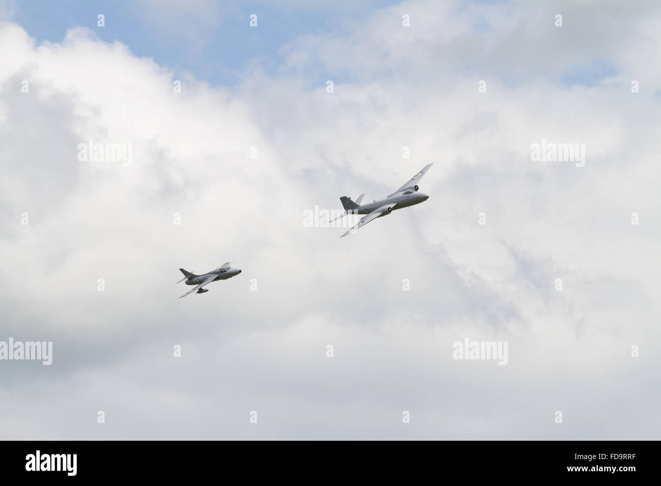 Mezza aria squadroni English Electric Canberra xh134 e Hawker Hunter a Cosford Air Show 2014 Foto Stock