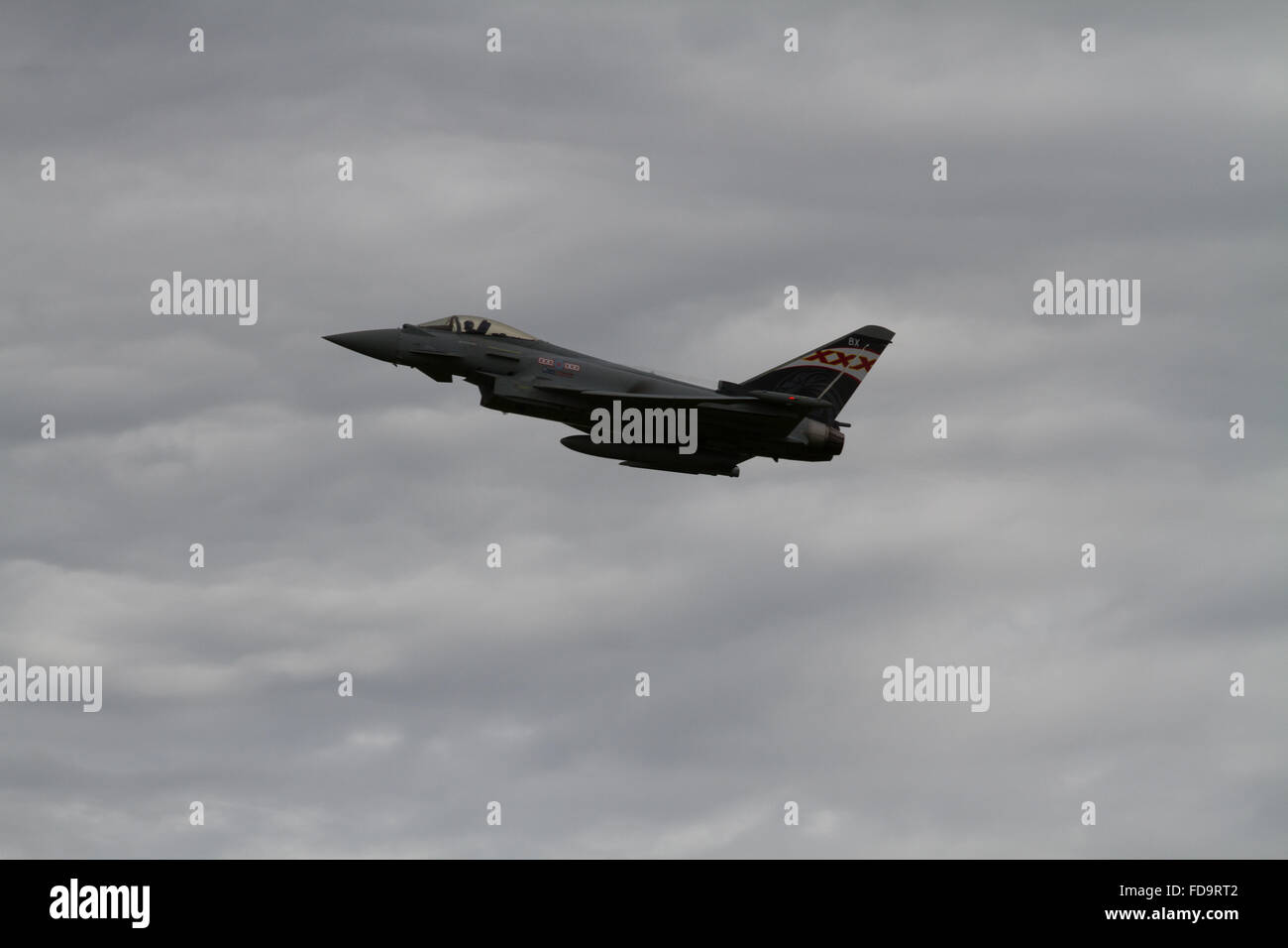 Eurofighter Typhoon Jet Display a RAF Cosford Airshow contro il cloud Foto Stock