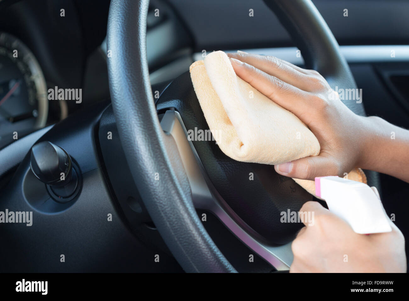 Chiudere fino a mano auto pulizia cruscotto Foto stock - Alamy