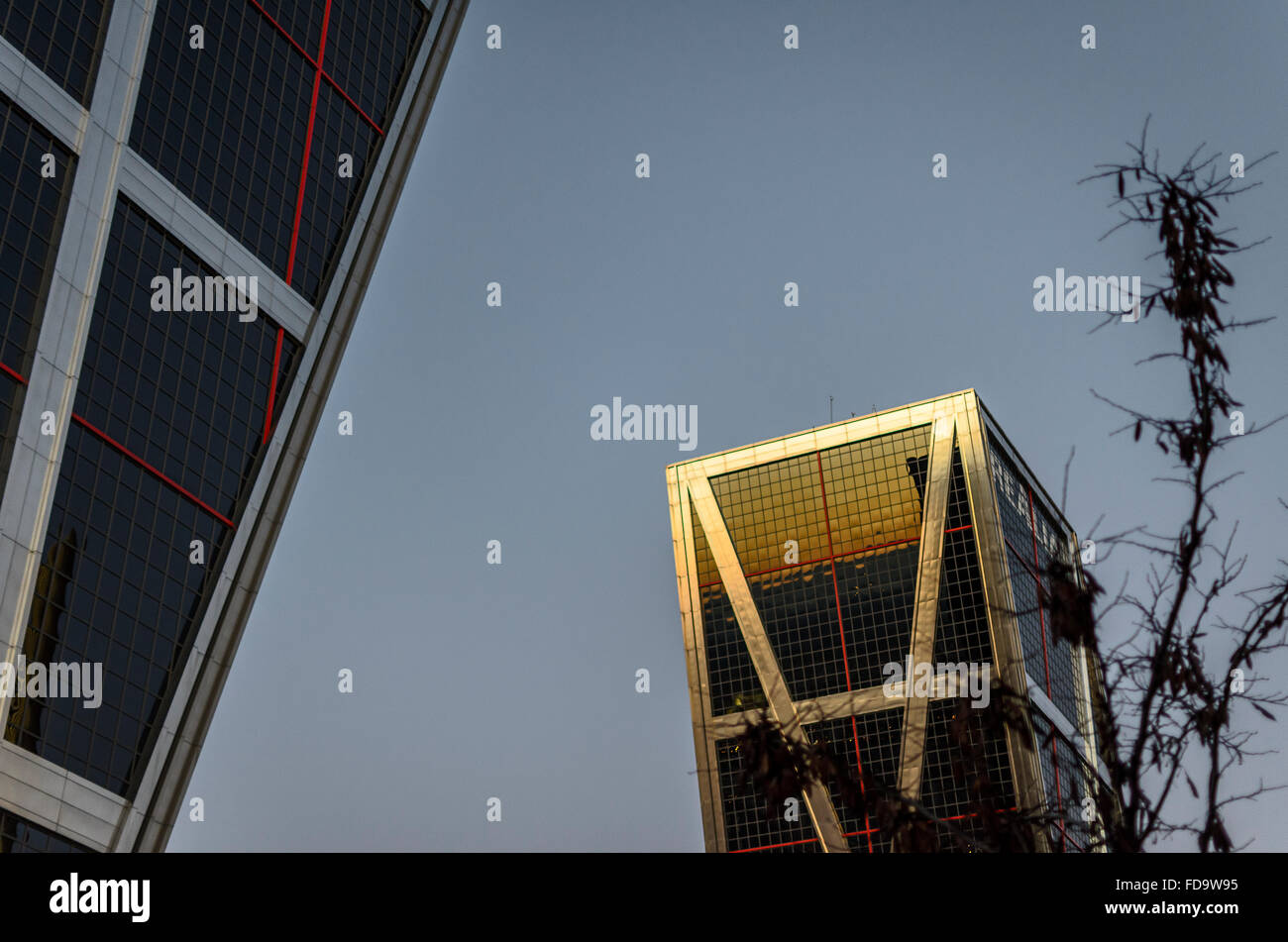 Vista di una golden riflettere su una torre della città di Madrid, Spagna Foto Stock