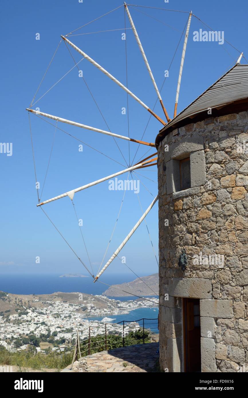 Il mulino a vento restaurato del monastero di San Giovanni il Teologo, Chora, sopra il porto di Skala, Patmos, isole Dodecanesi, Grecia. Foto Stock