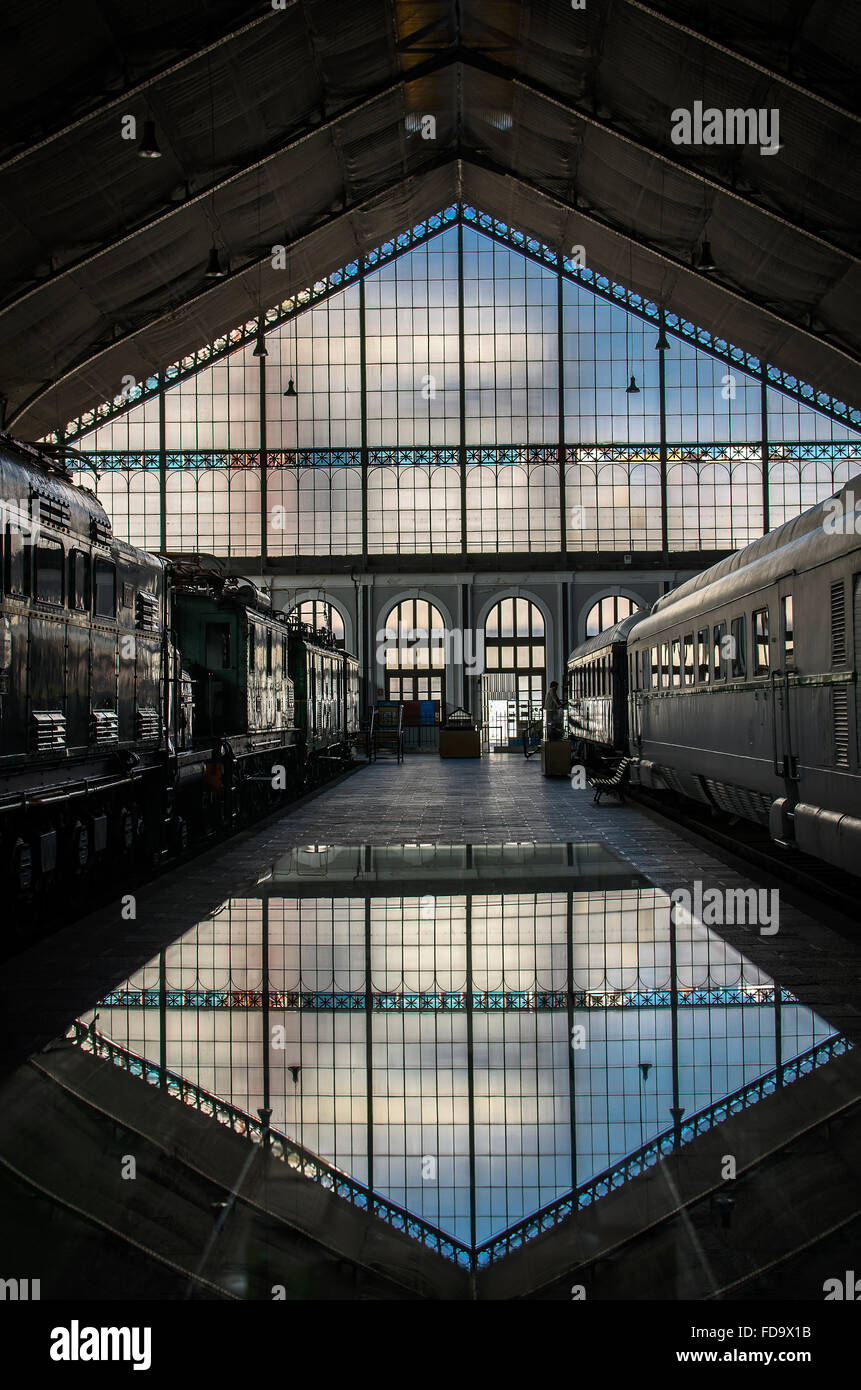 Un triangolo riflettere di un vetro nella stazione ferroviaria di museo del treno, Madrid, Spagna Foto Stock