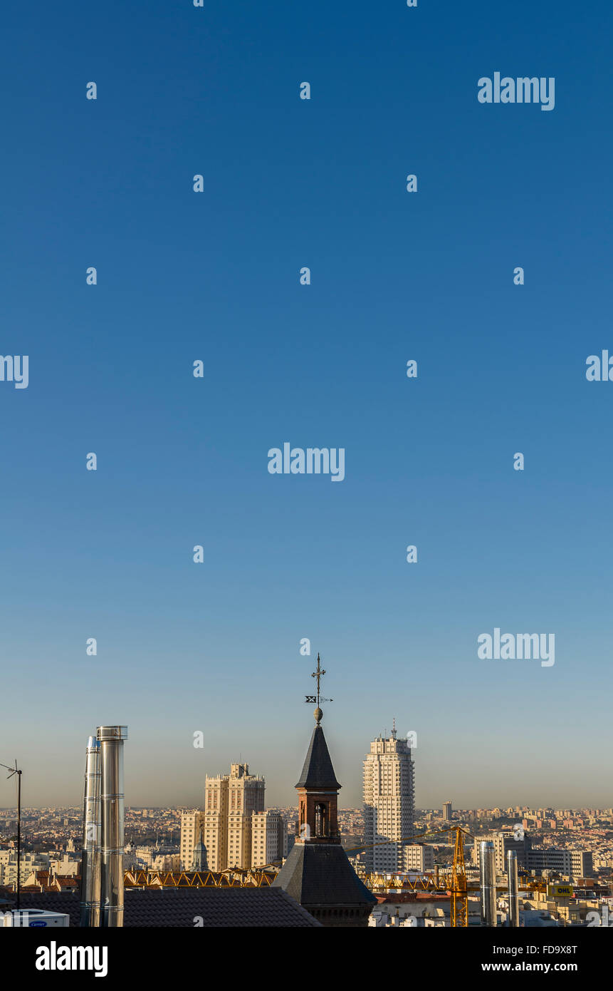 Il paesaggio urbano della città di Madrid, Spagna, da un tetto Foto Stock