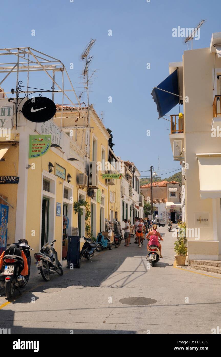 Spetses town street scene, SPETSES, ISOLE DELL'ARGOSARONICO Attica, Peloponneso e Grecia. Foto Stock