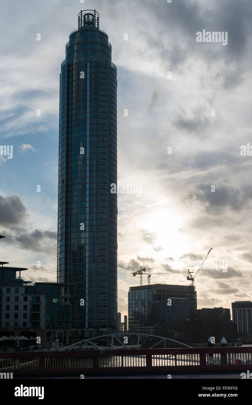 Moderno appartamento edifici e grattacieli sulla riva sud del fiume Tamigi a Londra St George's Wharf Vauxhall Bridge Foto Stock