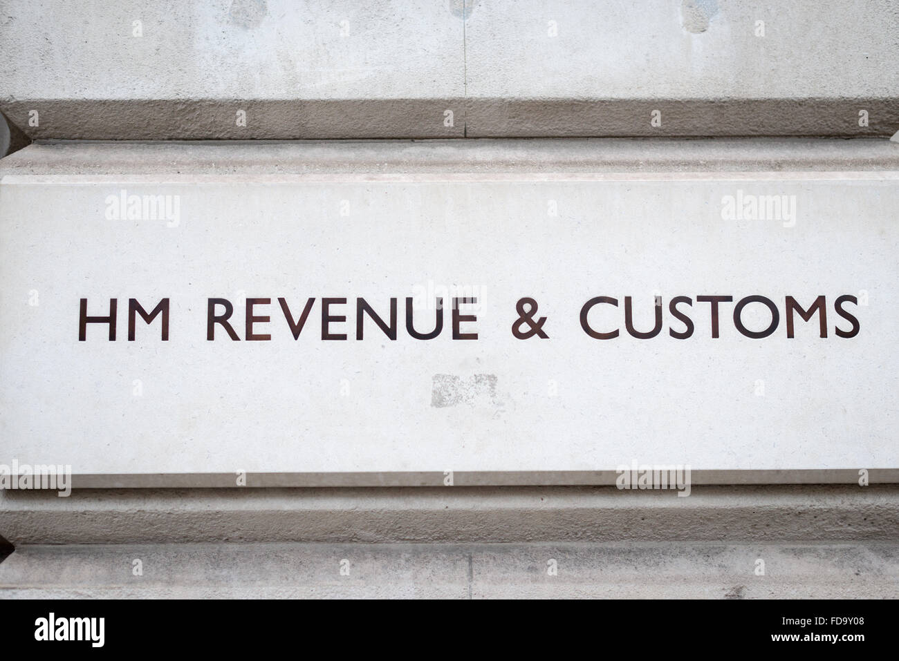 Il segno per HM Revenue e dogana per l'edificio di Whitehall London UK (ufficio tributario) Foto Stock
