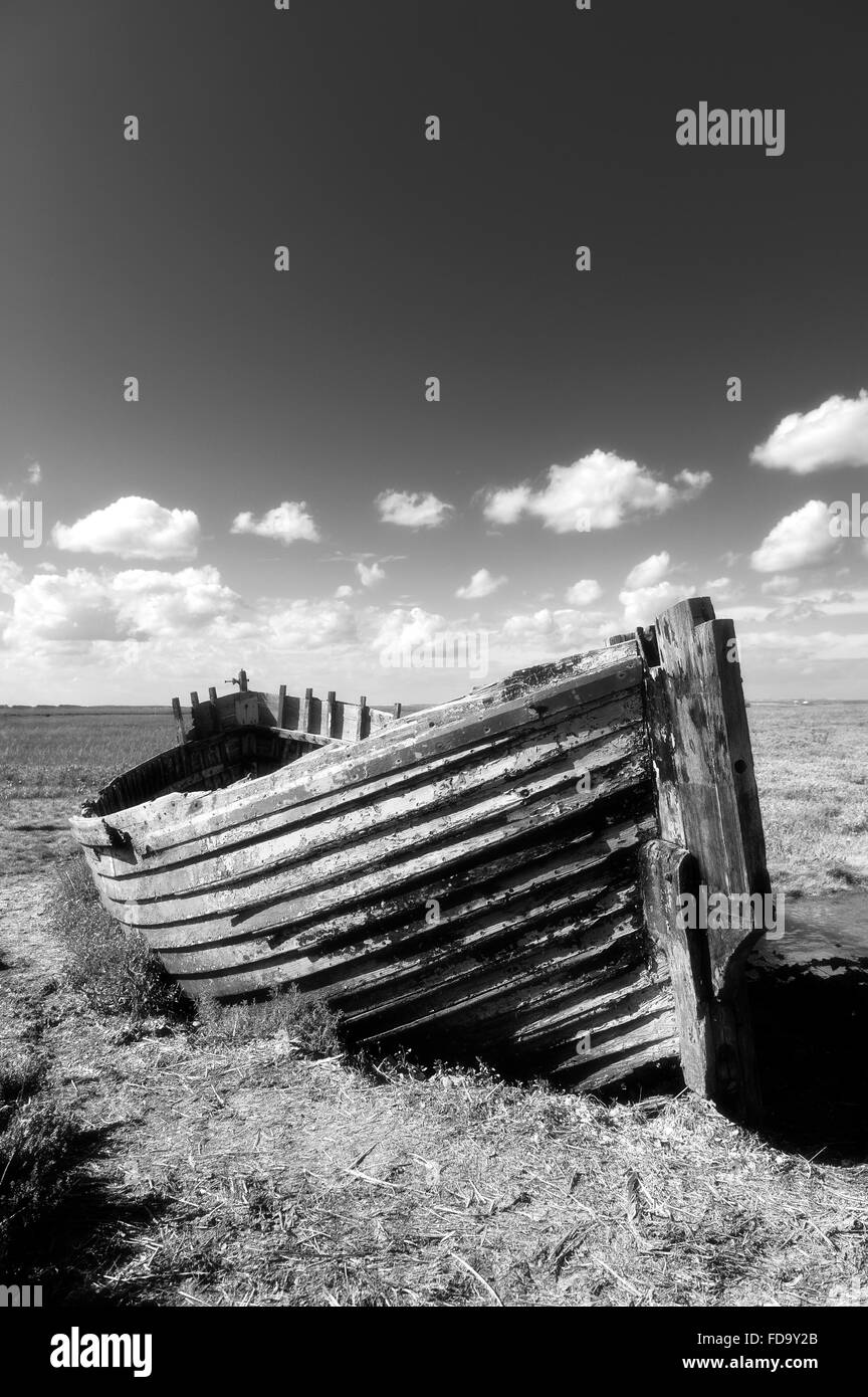 Abbandonate le barche a remi nelle zone costiere di Norfolk, Inghilterra, Regno Unito Foto Stock