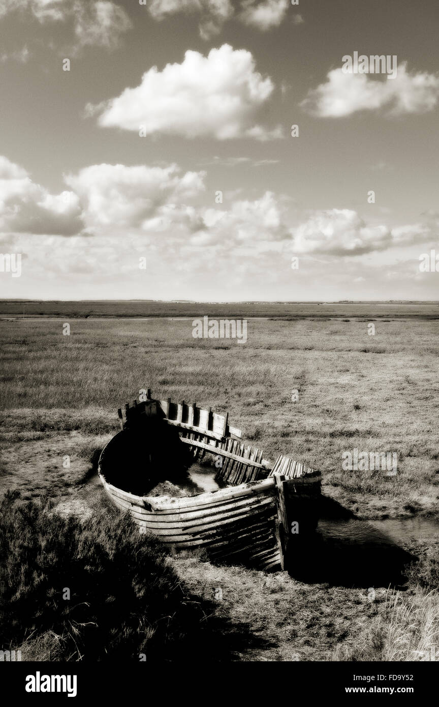 Abbandonate le barche a remi nelle zone costiere di Norfolk, Inghilterra, Regno Unito Foto Stock