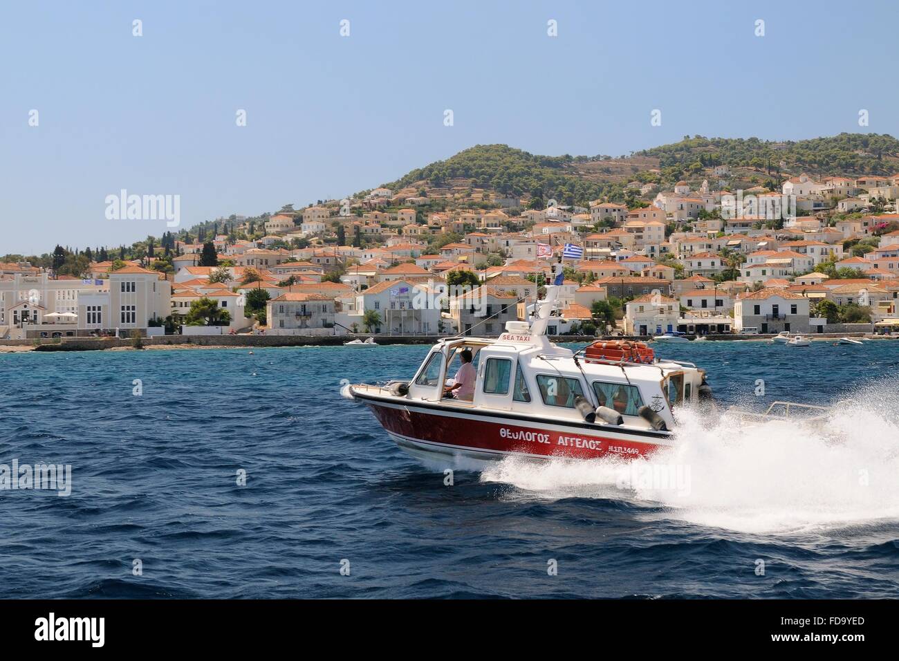 Taxi del Mare traghetto barca si avvicina Spetses town, SPETSES, ISOLE DELL'ARGOSARONICO Attica, Peloponneso e Grecia. Foto Stock