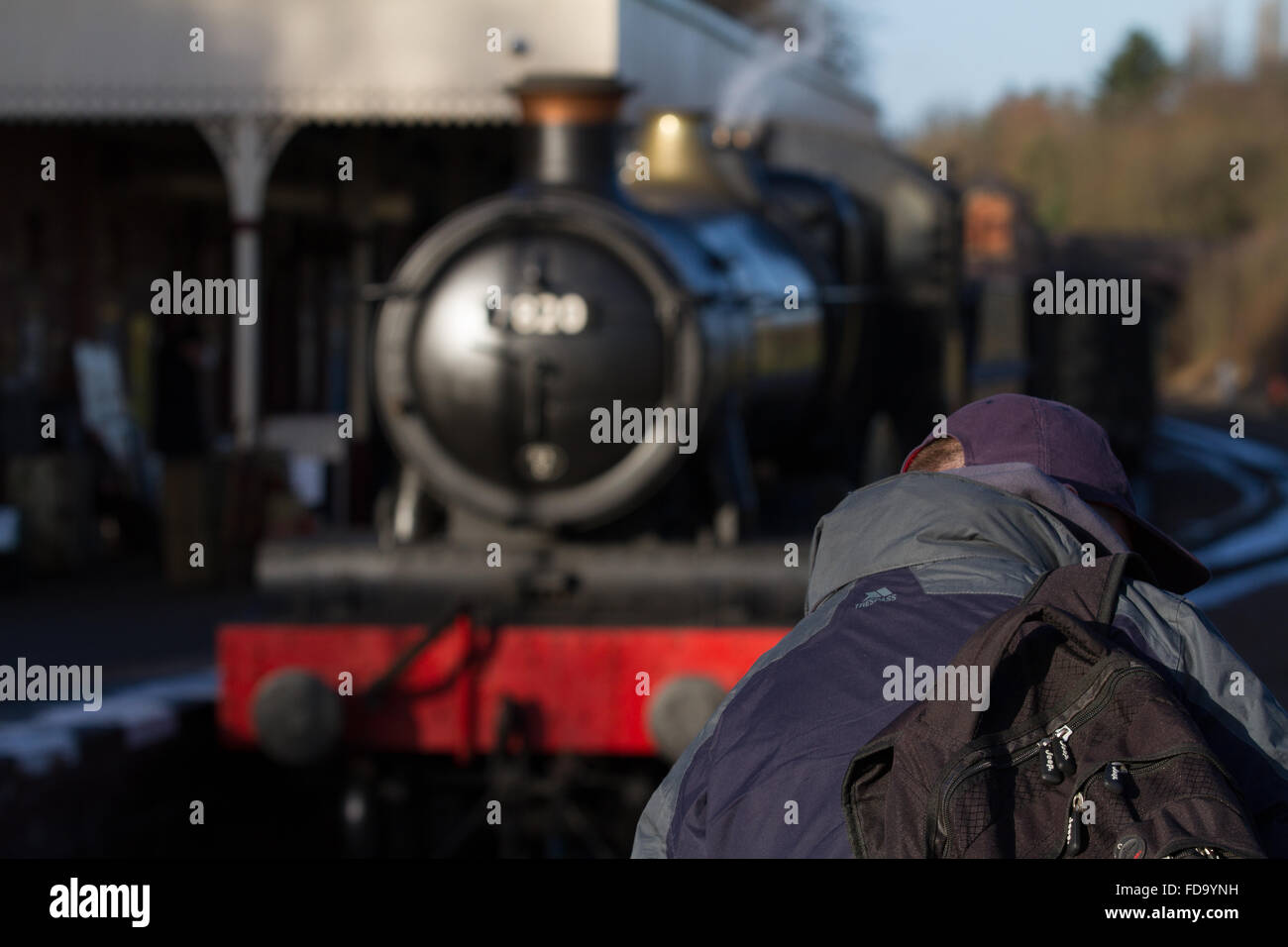 Un appassionato di ferroviaria orologi come 7820 'Dinmore Manor' si prepara a eseguire il round il suo treno a Leicester North sulla grande centrale Rly Foto Stock