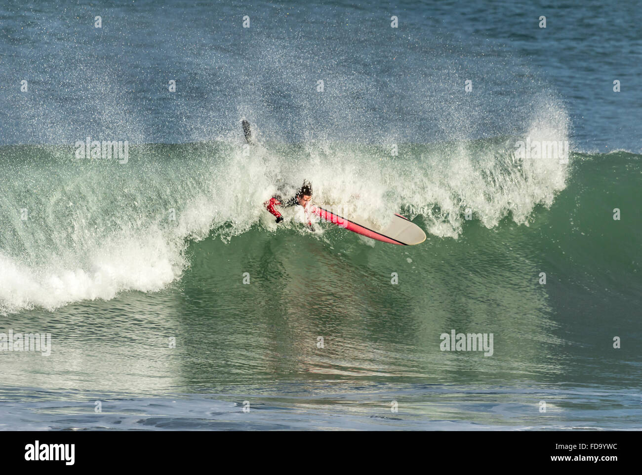 Surfer tergi, Fistral Beach, Cornwall, Regno Unito Foto Stock