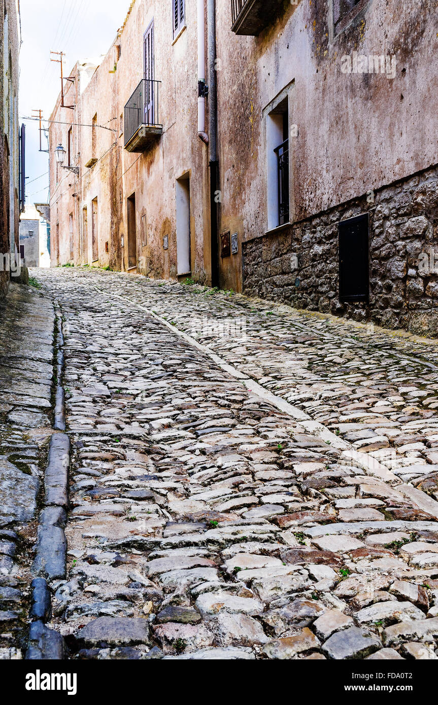 Strada di ciottoli e costruzione di esterni in Erice, città storica e comune in provincia di Trapani, Sicilia, Italia Foto Stock