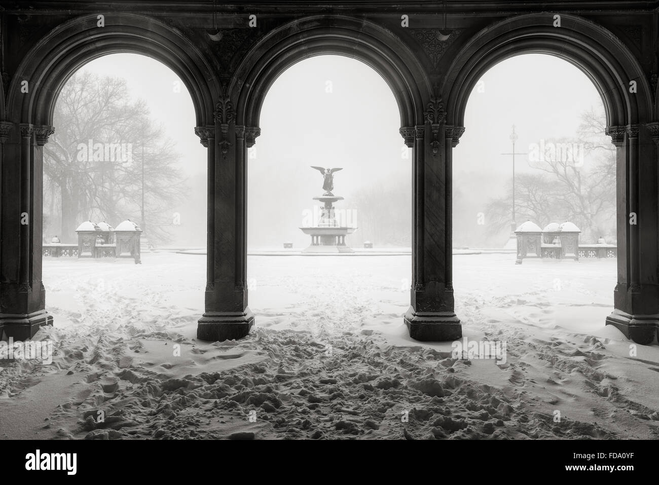 Fontana di Bethesda in Central Park in bianco e nero, durante una tempesta di neve in inverno. Blizzard a Manhattan, New York City. Foto Stock