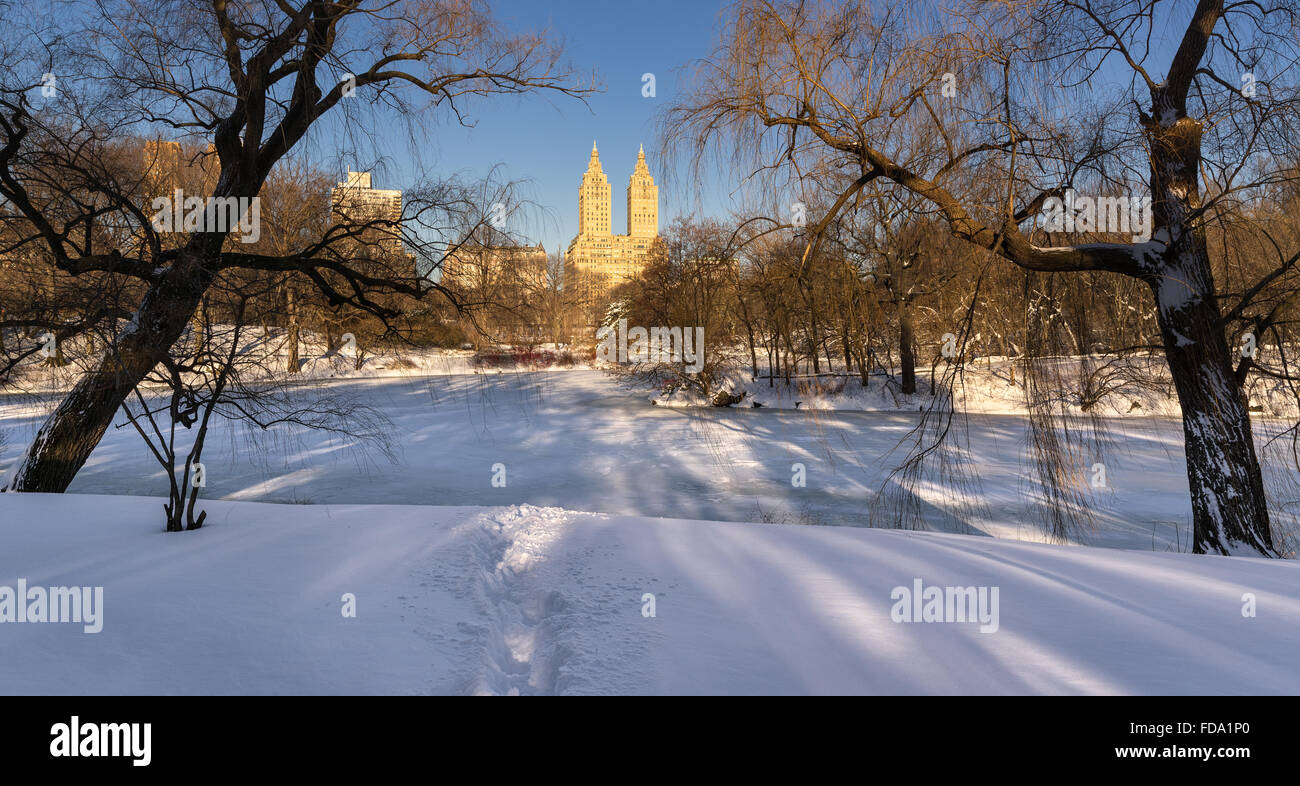 Inverno alba sul lago, congelato e coperto di neve nel Parco Centrale, con vista sulla Upper West Side di edifici. La città di New York Foto Stock