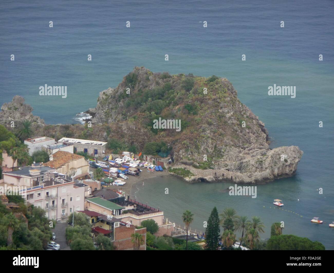 Sicilia, Italia. 7 Sep, 2015. Vista mare da Taormina a Isola Bella nella costa orientale della Sicilia, l'Italia, 7 settembre 2015. Foto: Beate Schleep/dpa/Alamy Live News Foto Stock