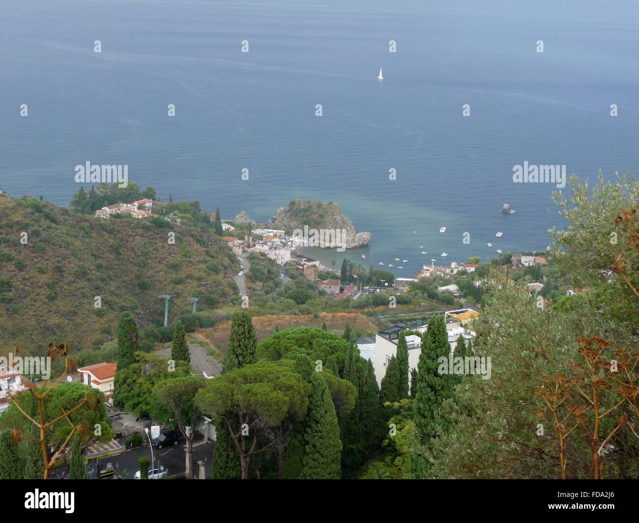 Sicilia, Italia. 7 Sep, 2015. Vista mare da Taormina a Isola Bella nella costa orientale della Sicilia, l'Italia, 7 settembre 2015. Foto: Beate Schleep/dpa/Alamy Live News Foto Stock