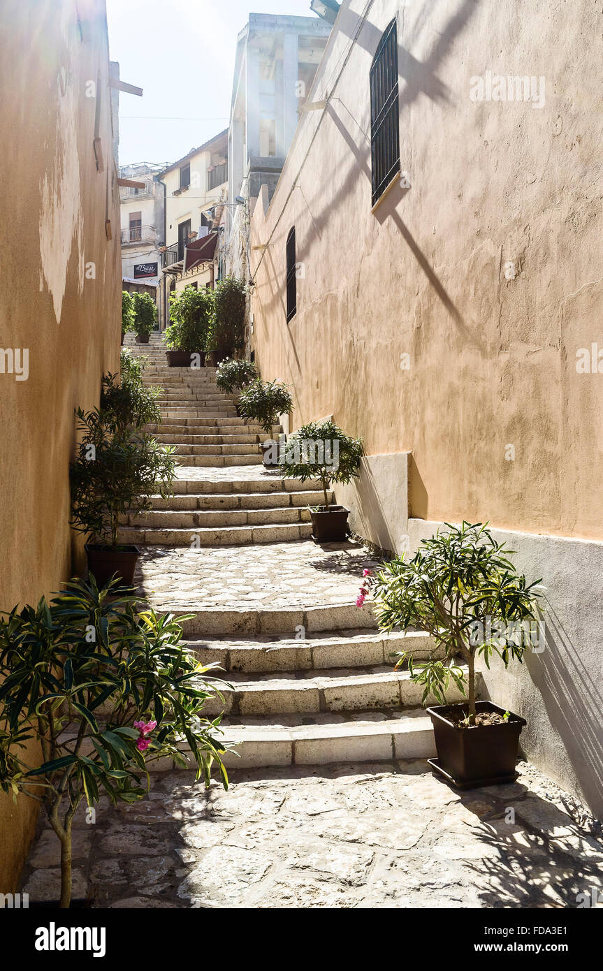 Gradini in pietra e dipinto di esterni a Balestrate comune in provincia di Palermo nella regione italiana Sicilia Foto Stock