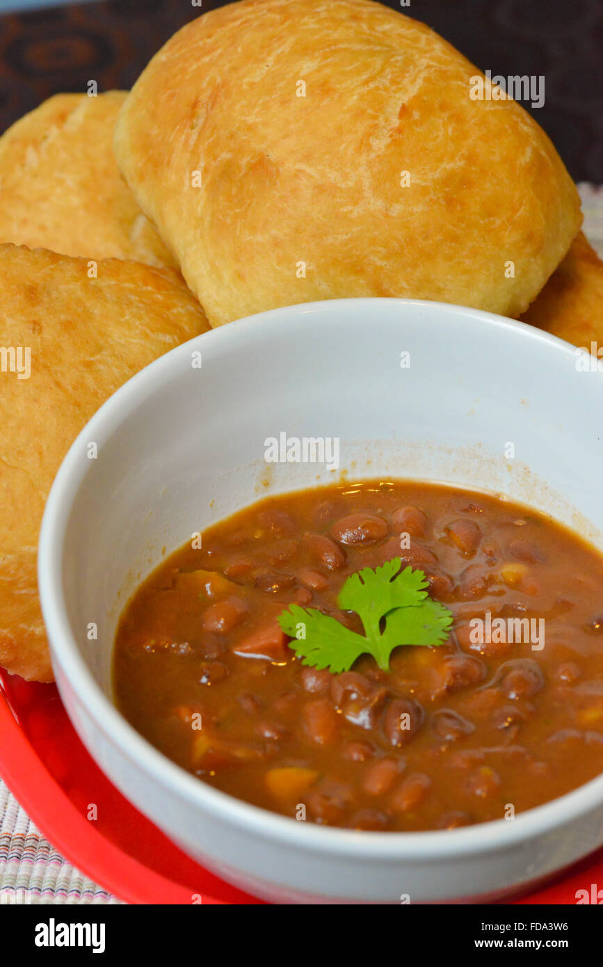 Domplines sono un dolce pasta fritta tipica della città di Juana Diaz. Servita abitualmente con i fagioli. Puerto Rico. Isola dei caraibi. Foto Stock