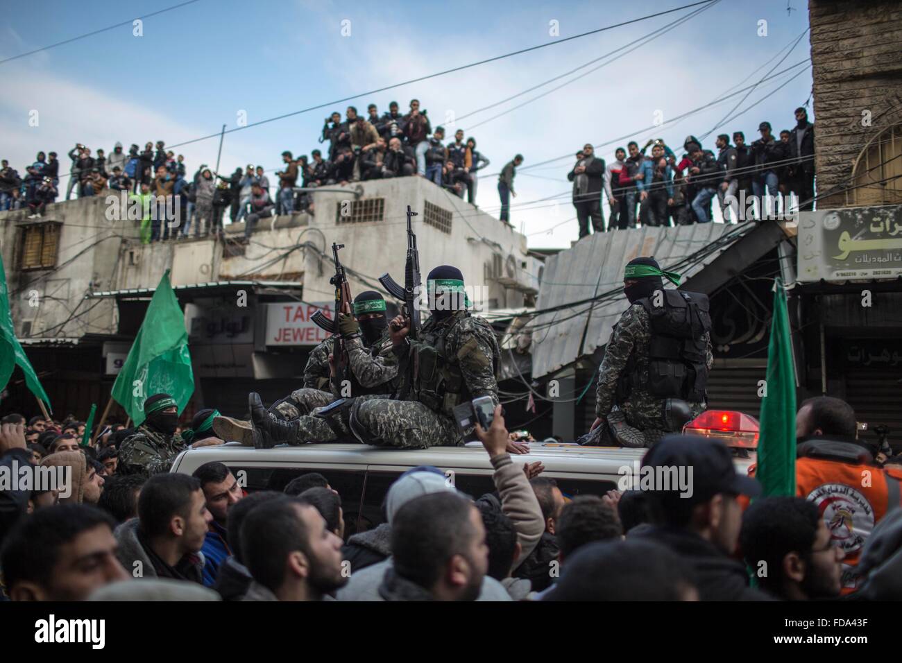 La striscia di Gaza. 29 gen, 2016. Palestinesi militanti di Hamas ai funerali dei loro compagni di Gaza City, il Jan 29, 2016. Sette militanti di Hamas sono stati uccisi quando un tunnel vicino alla striscia di Gaza la frontiera orientale con Israele è crollato. © Wissam Nassar/Xinhua/Alamy Live News Foto Stock