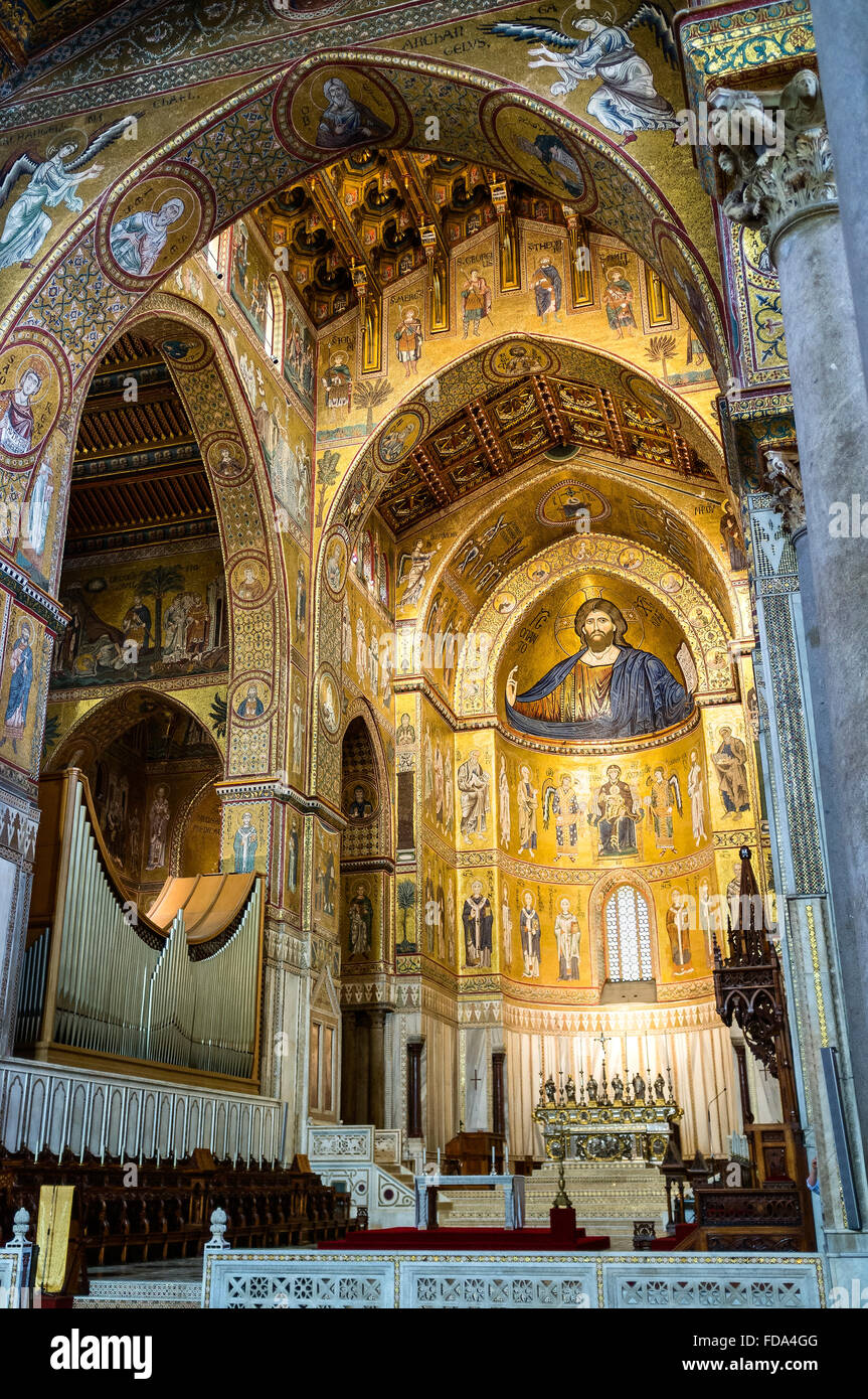Il soffitto dipinto e altare con organo, Cattedrale di Monreale in provincia di Palermo, Sicilia Foto Stock