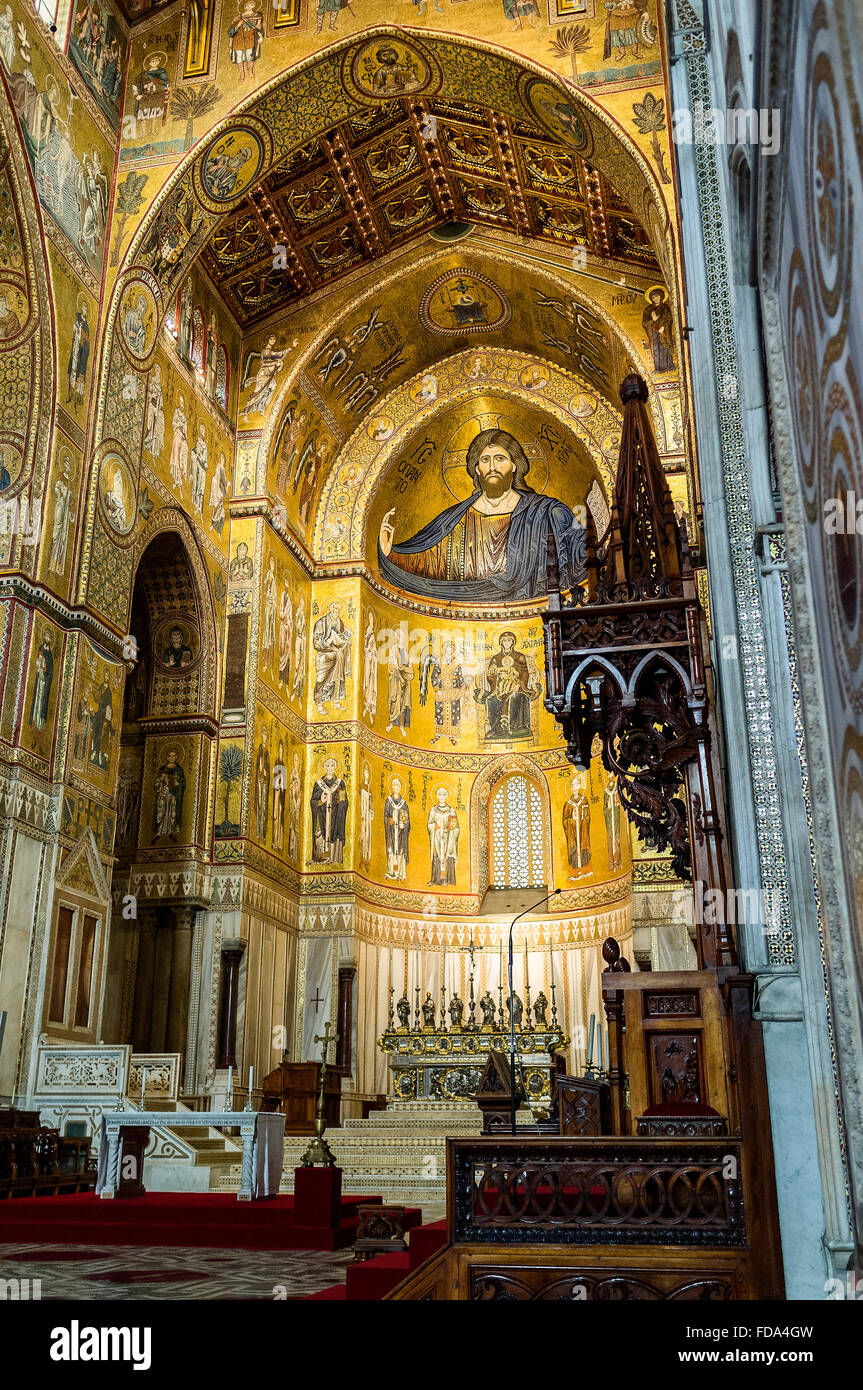 Il soffitto dipinto e altare con organo, Cattedrale di Monreale in provincia di Palermo, Sicilia Foto Stock