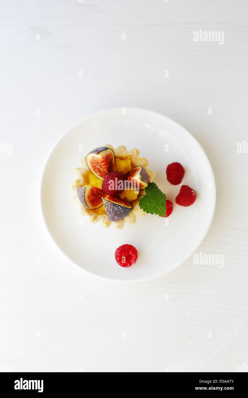 Piccoli frutti crostata con fig, cibo vista superiore Foto Stock