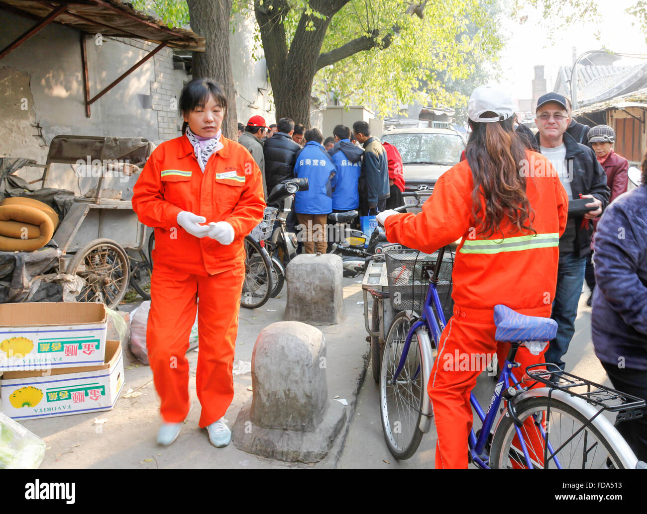 Il popolo cinese a fare la spesa per produrre in un mercato all'aperto nel centro di Pechino, Cina. Foto Stock