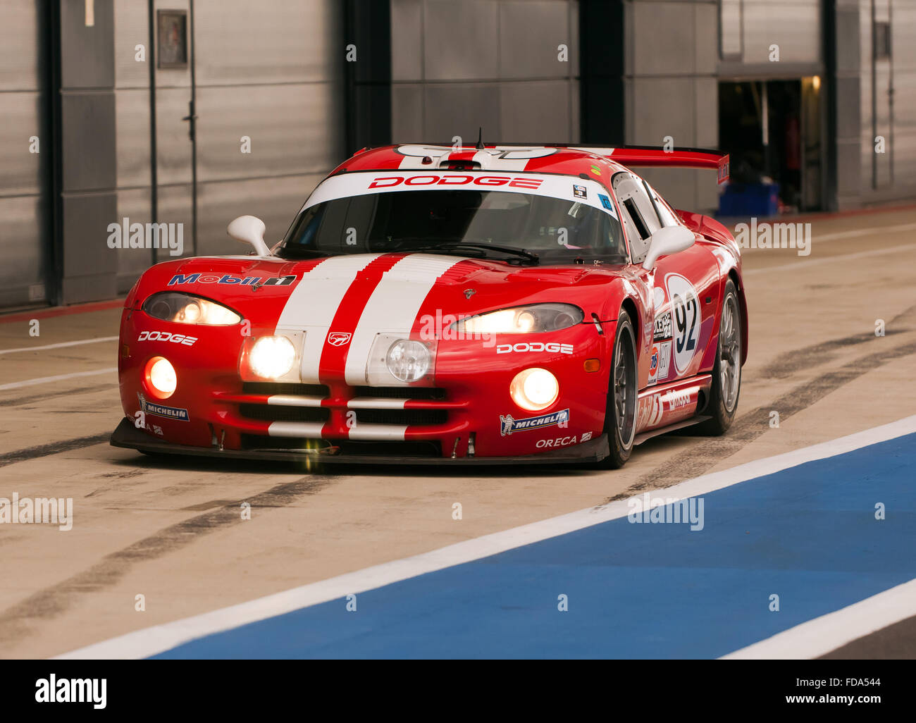 Una Dodge Viper internazionale in pit lane, durante una sessione di dimostrazione di 90's GT Legends, al 2015 Silverstone Classic Foto Stock