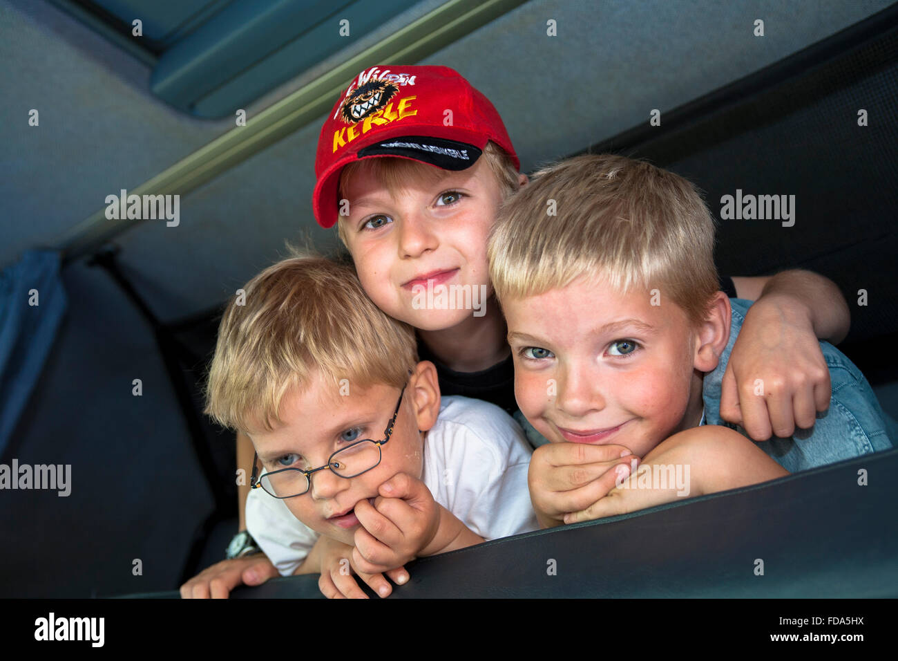 DEU, Germania, Duesseldorf, fiera del divertimento presso le rive del fiume Reno nella città quartiere Oberkassel, ragazzi di una famiglia carny. DE Foto Stock