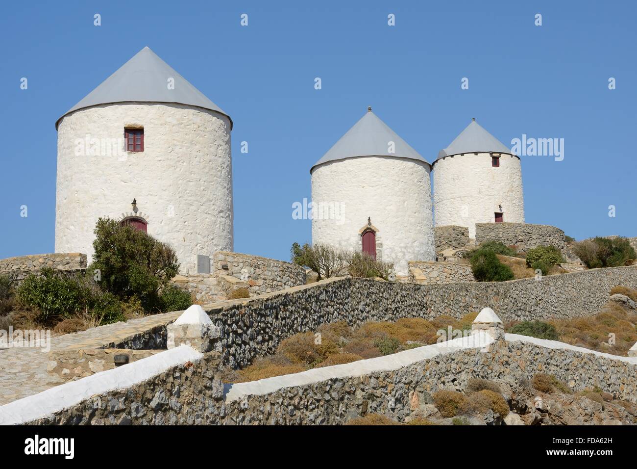 Fila di vecchi mulini a vento sulla collina Pitiki, Grecia PLATANOS, LEROS, DODECANNESO isole, Grecia. Foto Stock