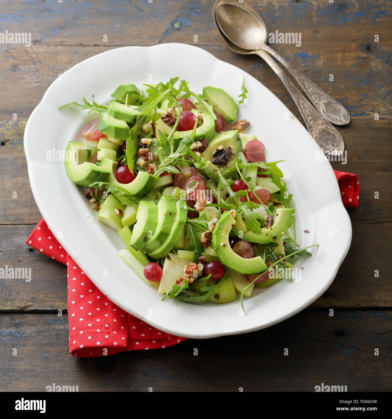 Verdure con insalata di avocado su piastra di grandi dimensioni Foto Stock