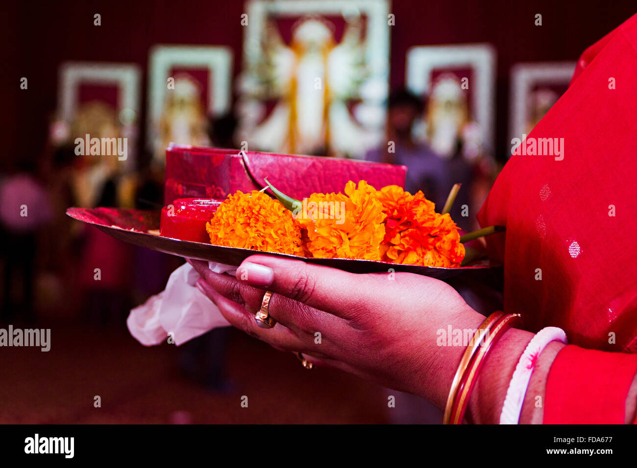 1 Donna adulta Tempio Durga Puja culto del Festival Foto Stock