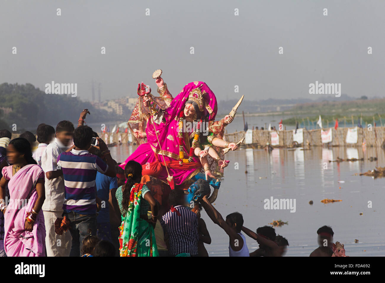 Gruppi folle di persone statue di divinità Durga Puja annegamento di Fiume Foto Stock