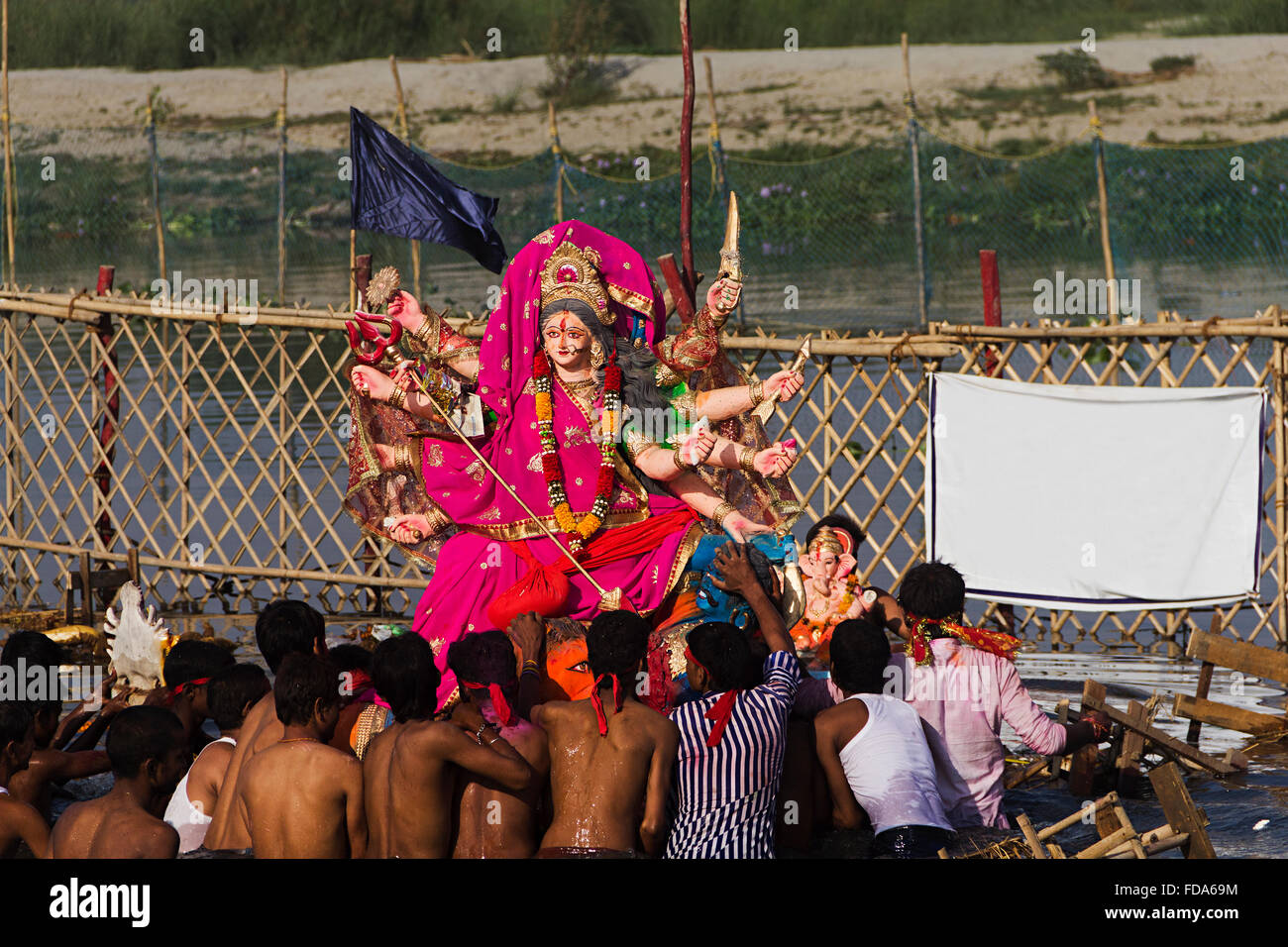 Gruppi folle di persone statue di divinità Durga Puja annegamento di Fiume Foto Stock