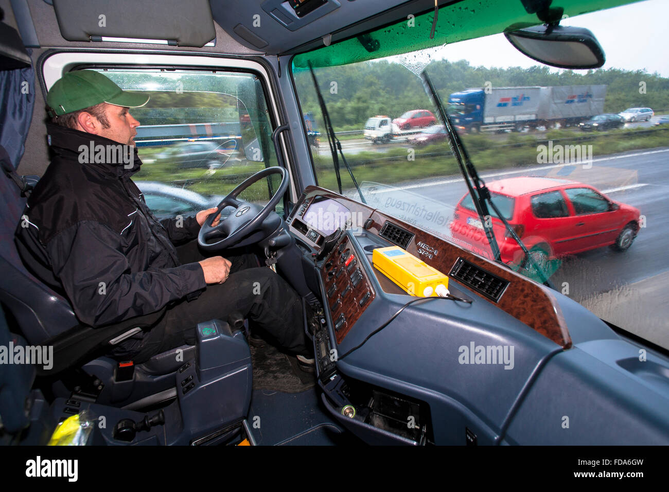 DEU, Germania, camionista [l'carny Alexander Pluschies convoglia la sua cavalcata rotore per la prossima fiera del divertimento]. DEU, Deutschland, Ultimo Foto Stock