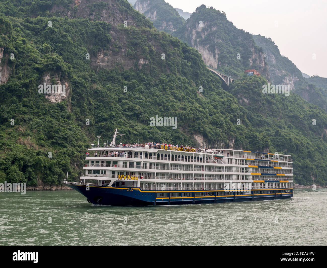 La Crociera sul Fiume Yangtze nave MV Anna azionato da Victoria linee di crociera che trasportano i turisti occidentali a monte sul Fiume Yangtze Foto Stock