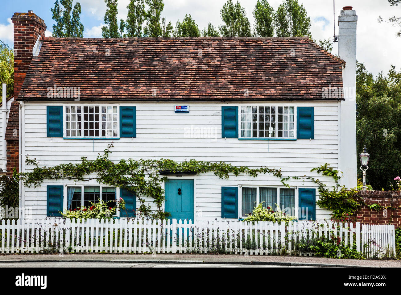 Un bianco clapperboard casa nel grazioso villaggio di Biddenden nel Kent. Foto Stock