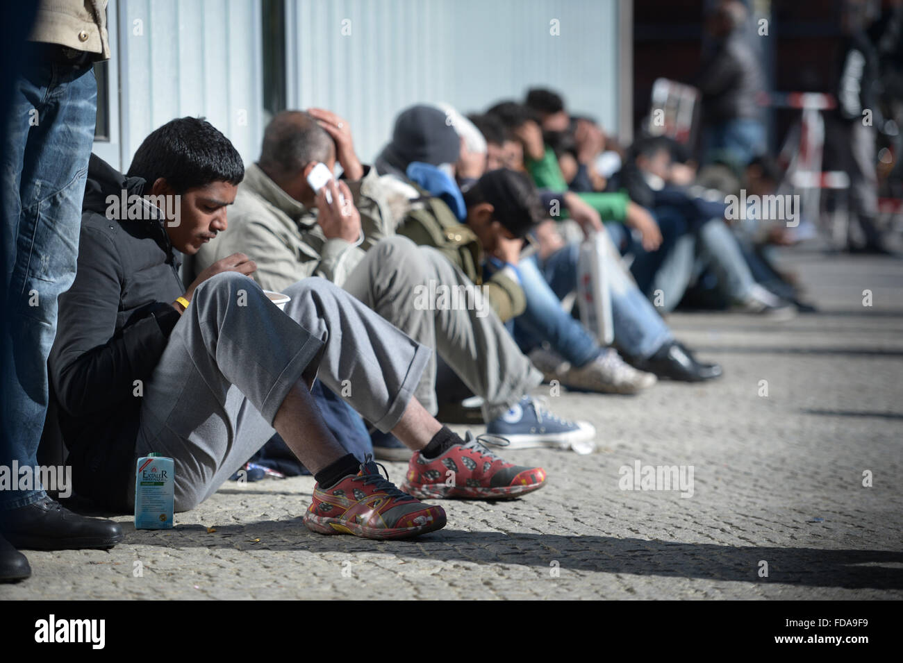 Berlino, Germania, rifugiati attendere prima di LaGeSo Foto Stock