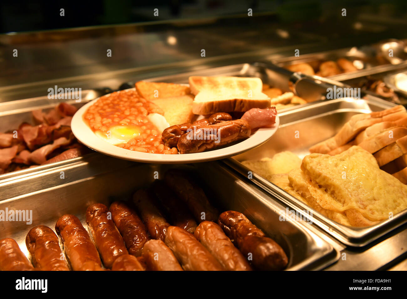 La prima colazione viene servita in una mensa per il personale in un supermercato UK Foto Stock