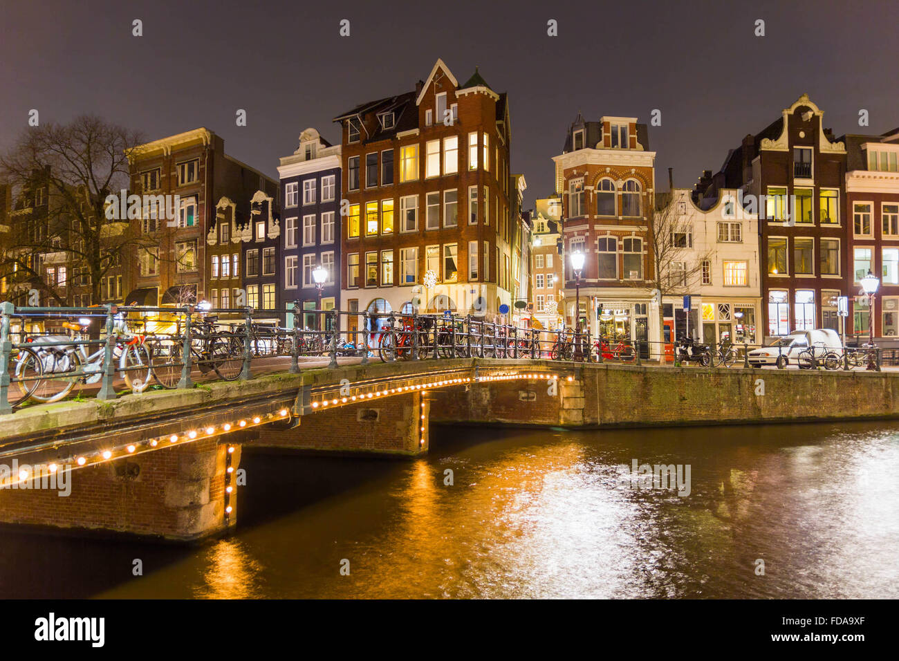Amsterdam canal e il ponte di notte Foto Stock